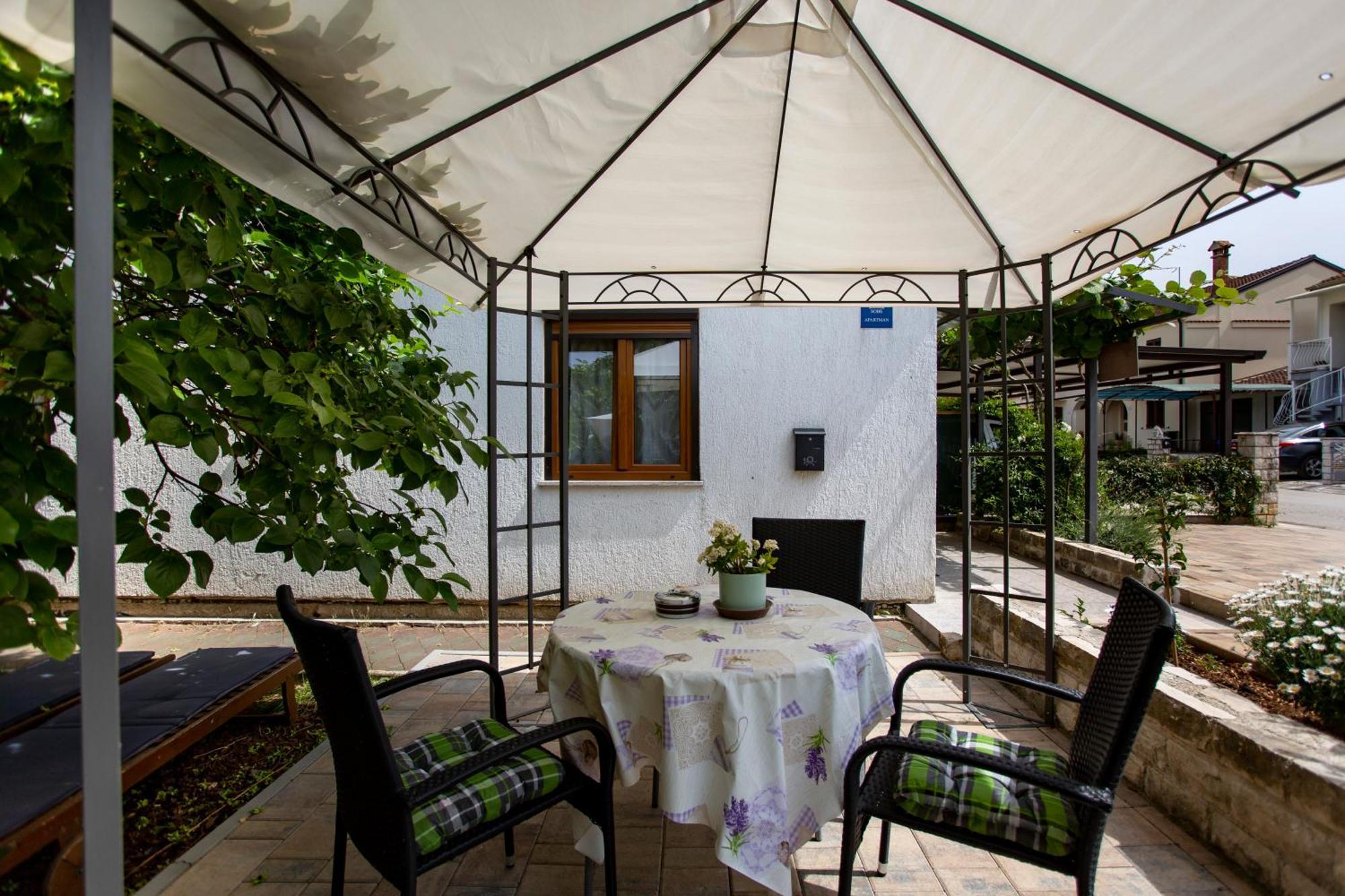 Apartments Ina & Ika Ровин Екстериор снимка